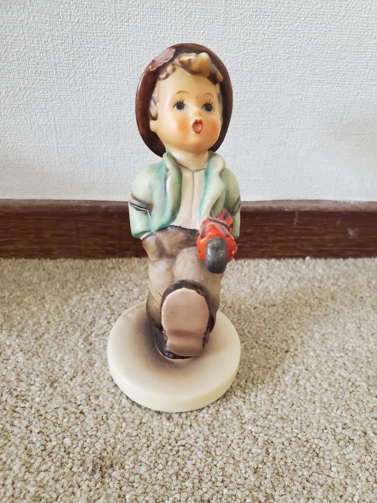 Goebel (Hummel?) beeldje jongen met paraplu, Verzamelen, Beelden en Beeldjes, Ophalen of Verzenden, Gebruikt, Hummel