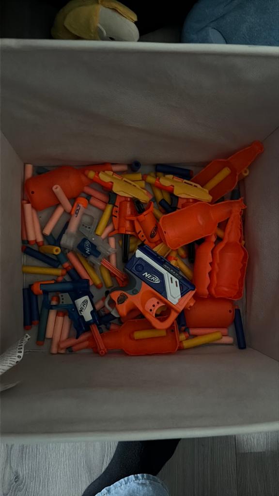 Bak met verschillende nerf pistolen en veel pijltjes, Kinderen en Baby's, Ophalen, Zo goed als nieuw, Jongen of Meisje