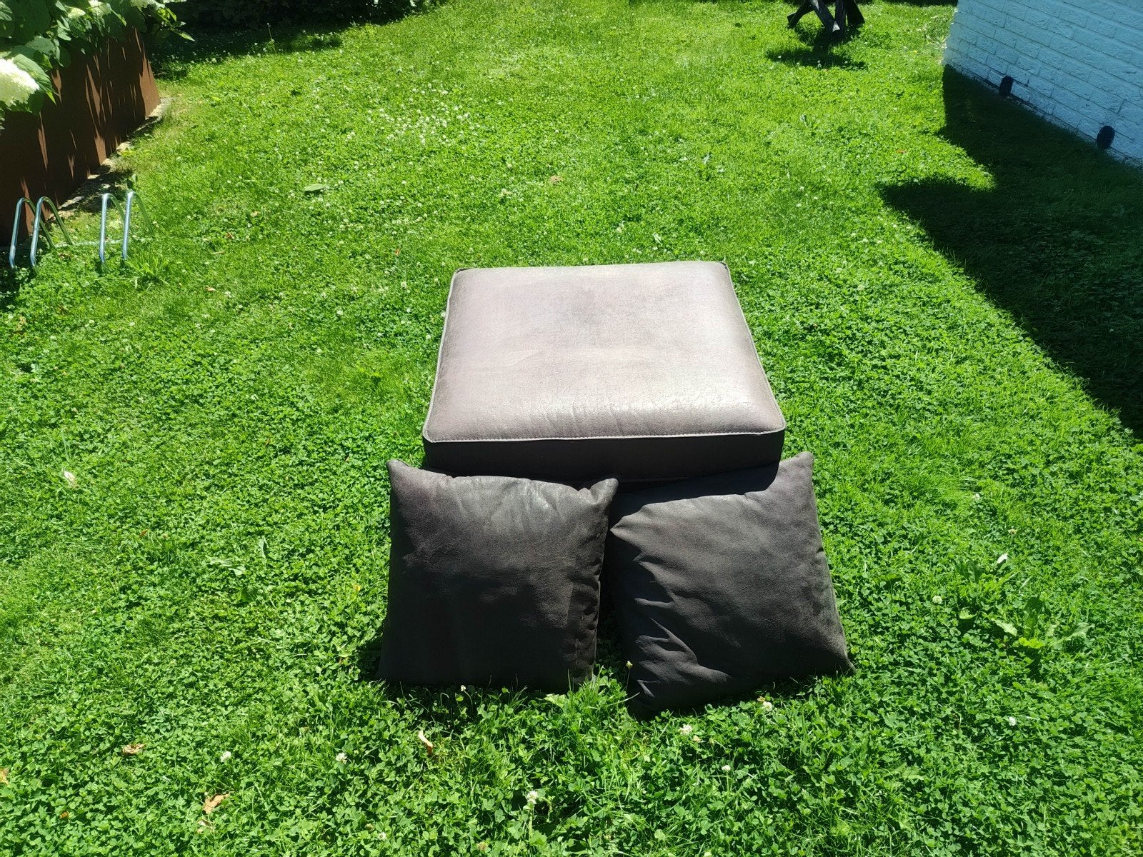 Hocker - Donkergrijs, microfiber met 2 kussentjes, Gebruikt, Ophalen of Verzenden, Stof, 50 tot 75 cm