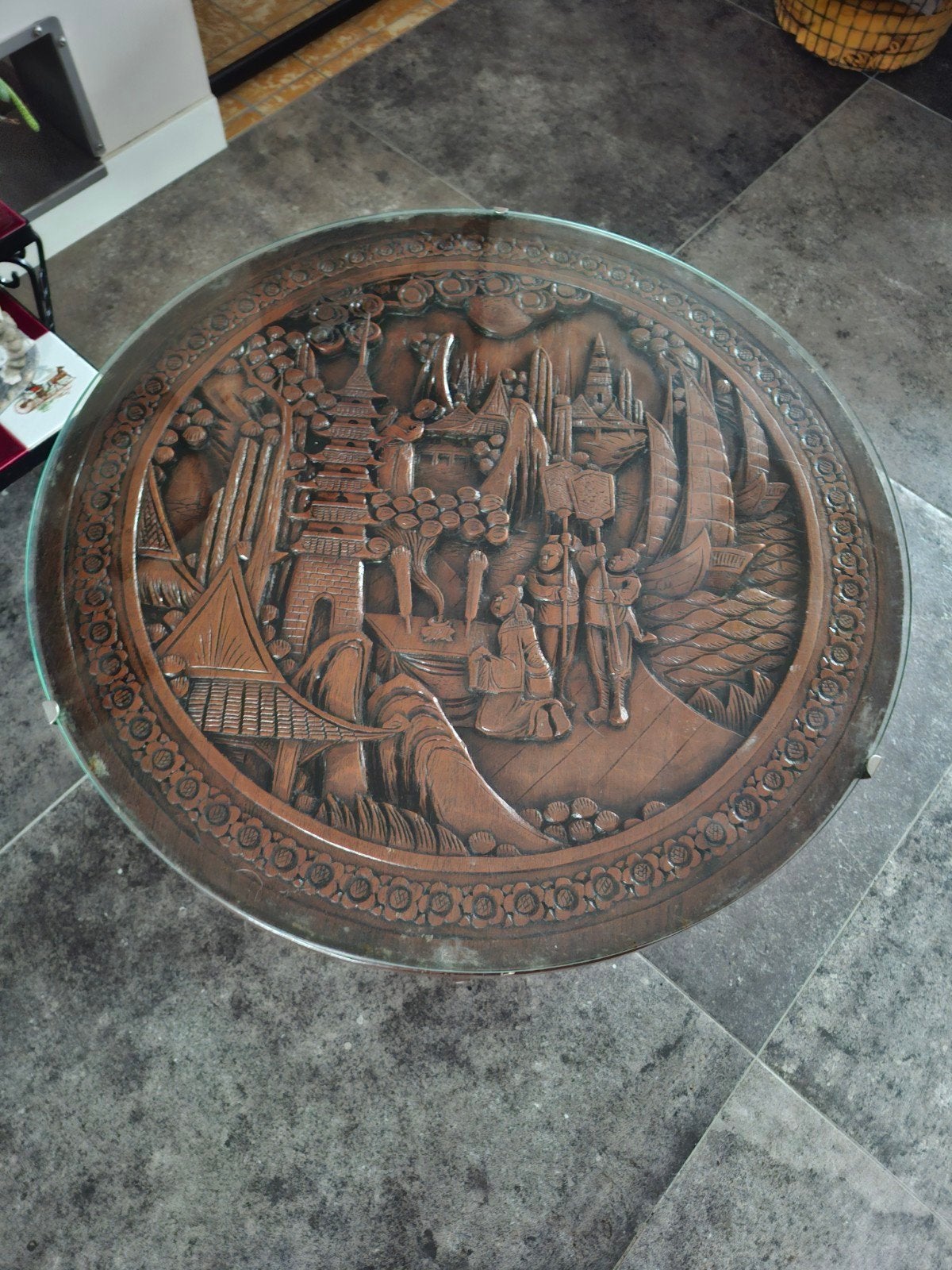 Unieke ronde salontafel met houtsnijwerk en glasplaat, Ophalen, Oosters, Vintage, 50 tot 100 cm, Glas