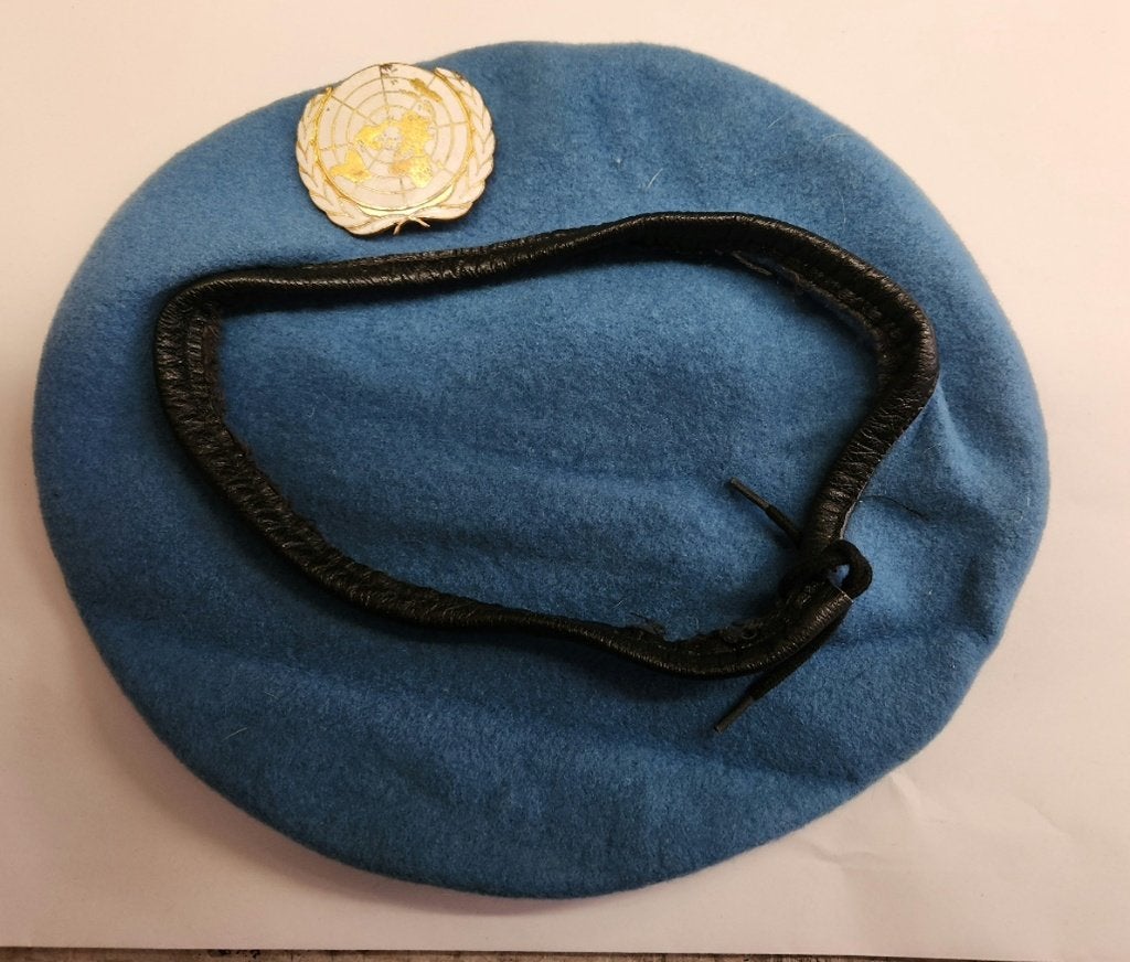 UN Baret met embleem gedragen, Verzamelen, Militaria | Algemeen, Ophalen of Verzenden, Landmacht, Nederland, Embleem of Badge