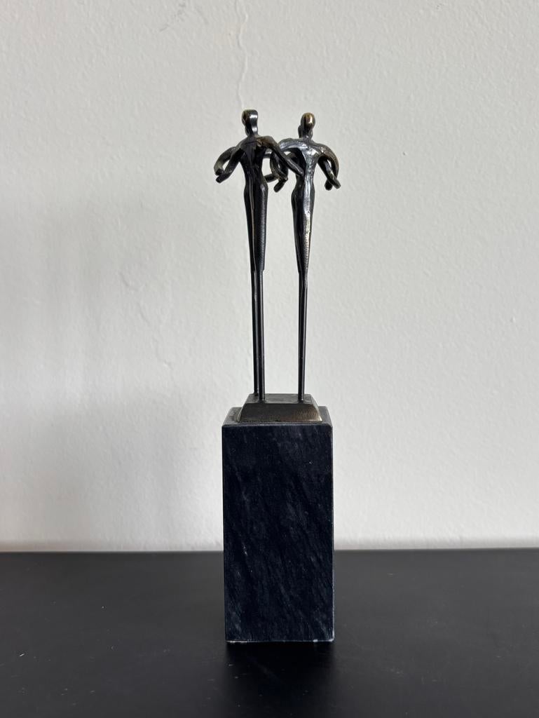Corry Ammerlaan bronzen sculptuur op sokkel, Verbondenheid, Huis en Inrichting, Ophalen of Verzenden, Zo goed als nieuw