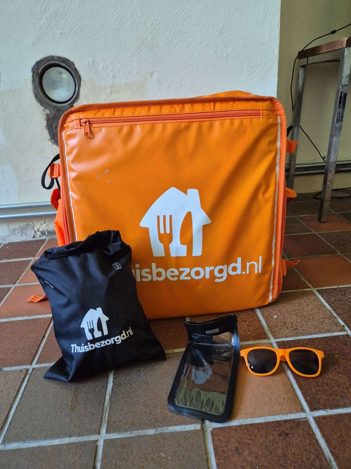 Thuisbezorgd bezorgtas met regenbroek L en telefoonhoes, Fietsen en Brommers, Fietsaccessoires | Fietstassen, Ophalen, Gebruikt