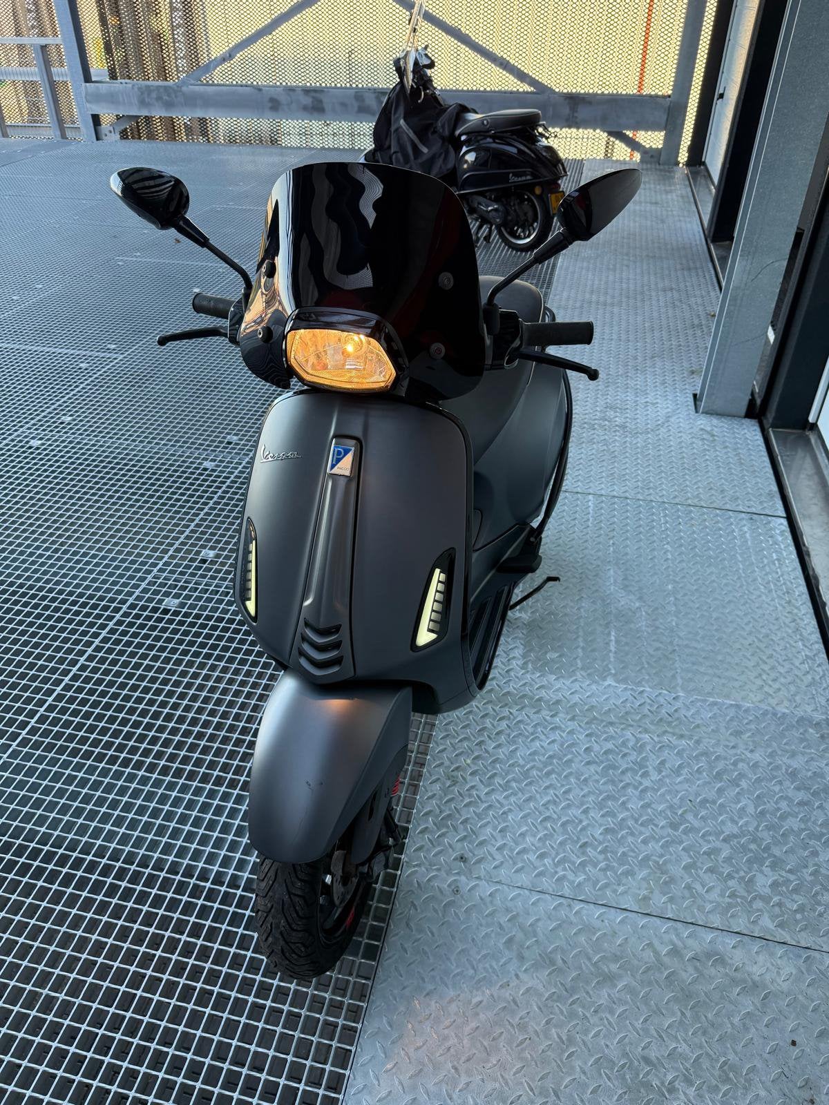 Vespa sprint, Fietsen en Brommers, Ophalen, Zo goed als nieuw, Benzine
