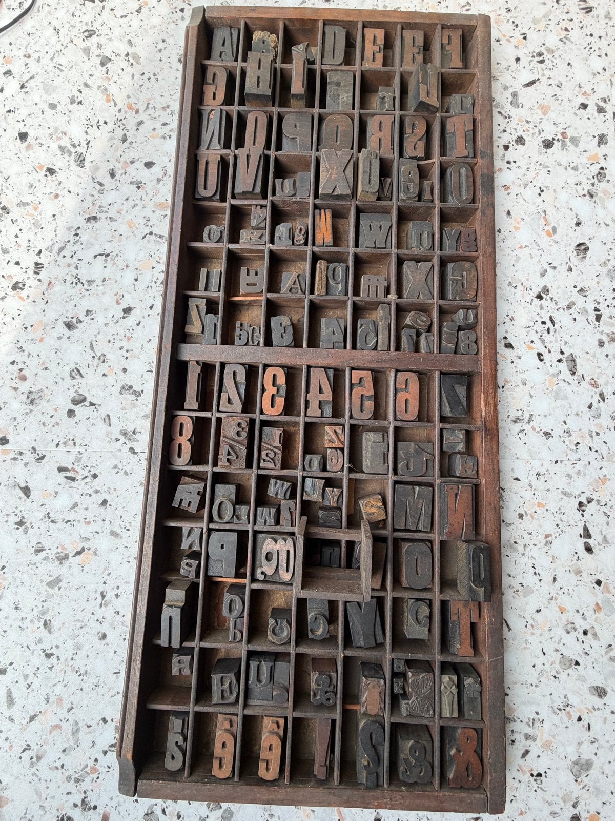 Antieke letterbak met houten drukletters, Antiek en Kunst, Ophalen