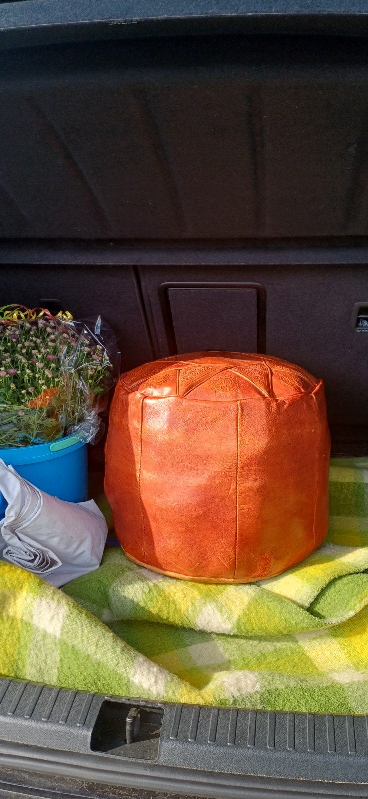 Leren poef in oranje-rode kleur, Ophalen, Gebruikt, Rond, Minder dan 50 cm