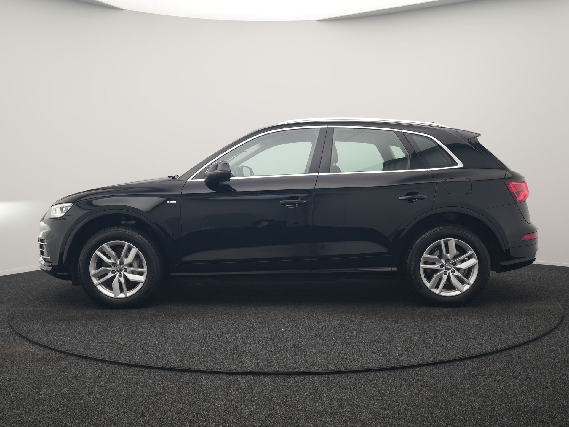 Audi Q5 55 TFSI e S Line PHEV 367pk Dealer O.H. | Voorstoele, Auto's, Automaat, Dealer onderhouden, Stof, Zwart