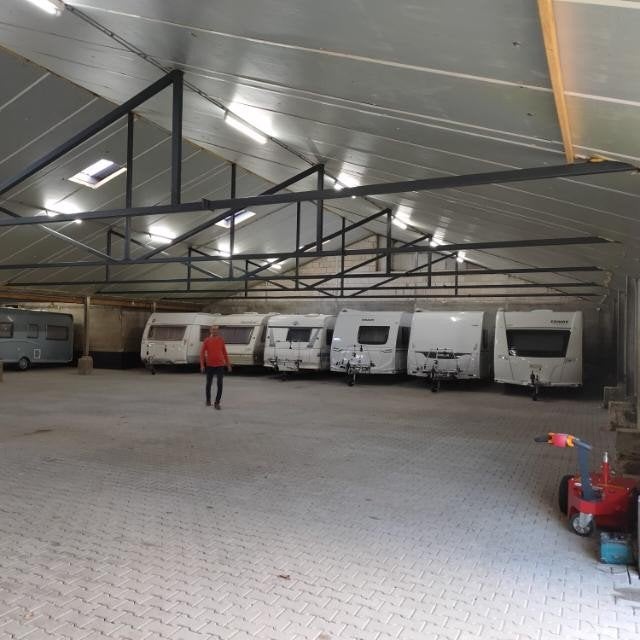 4 caravanstalling plekken aangeboden in afgesloten hal