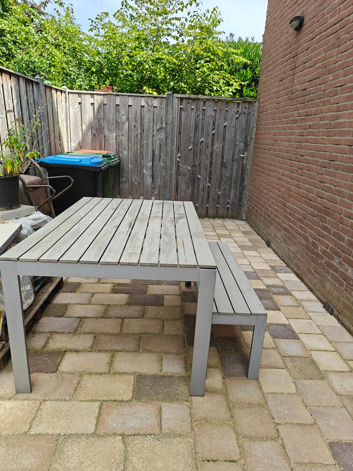 Gratis | aluminium/composiet tafel grijs + 1 bankje, Tuin en Terras, Ophalen, Gebruikt