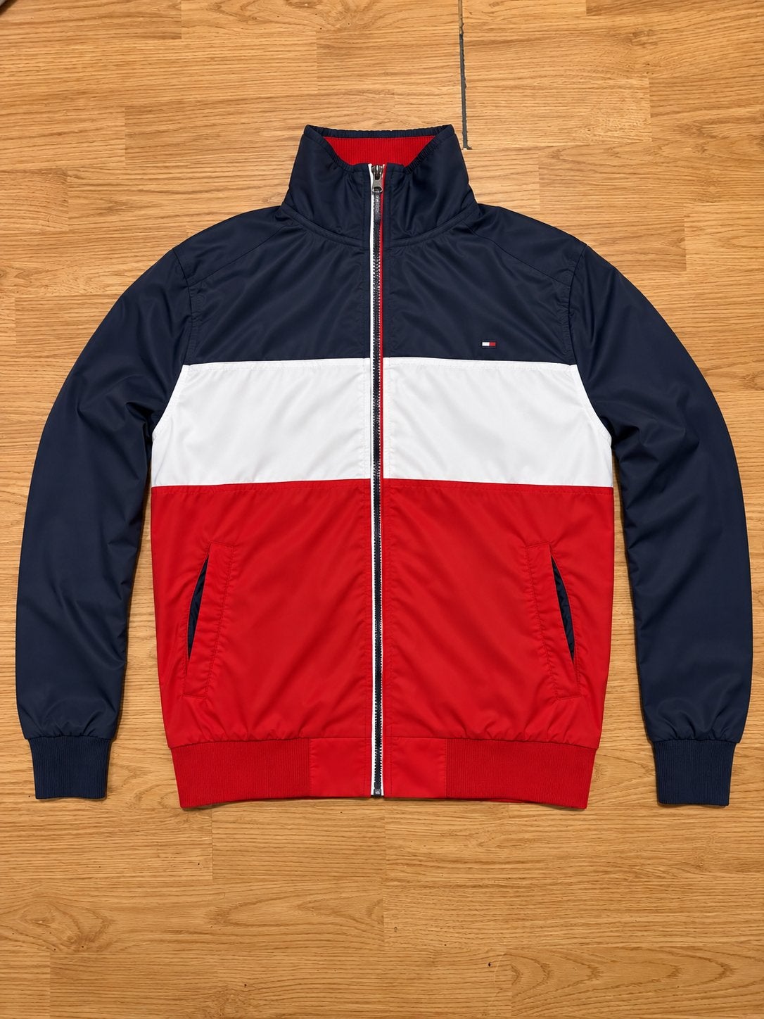 Tommy Hilfiger Bomberjack - Blauw, Wit, Rood, Ophalen of Verzenden, Zo goed als nieuw, Maat 48/50 (M), Meerkleurig