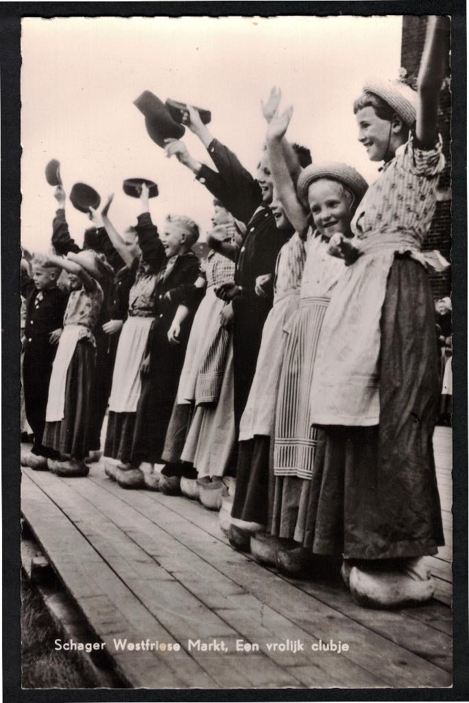 Schagen, Schager Westfriese Markt, Een vrolijk clubje., Ophalen of Verzenden, 1940 tot 1960, Ongelopen, Noord-Holland