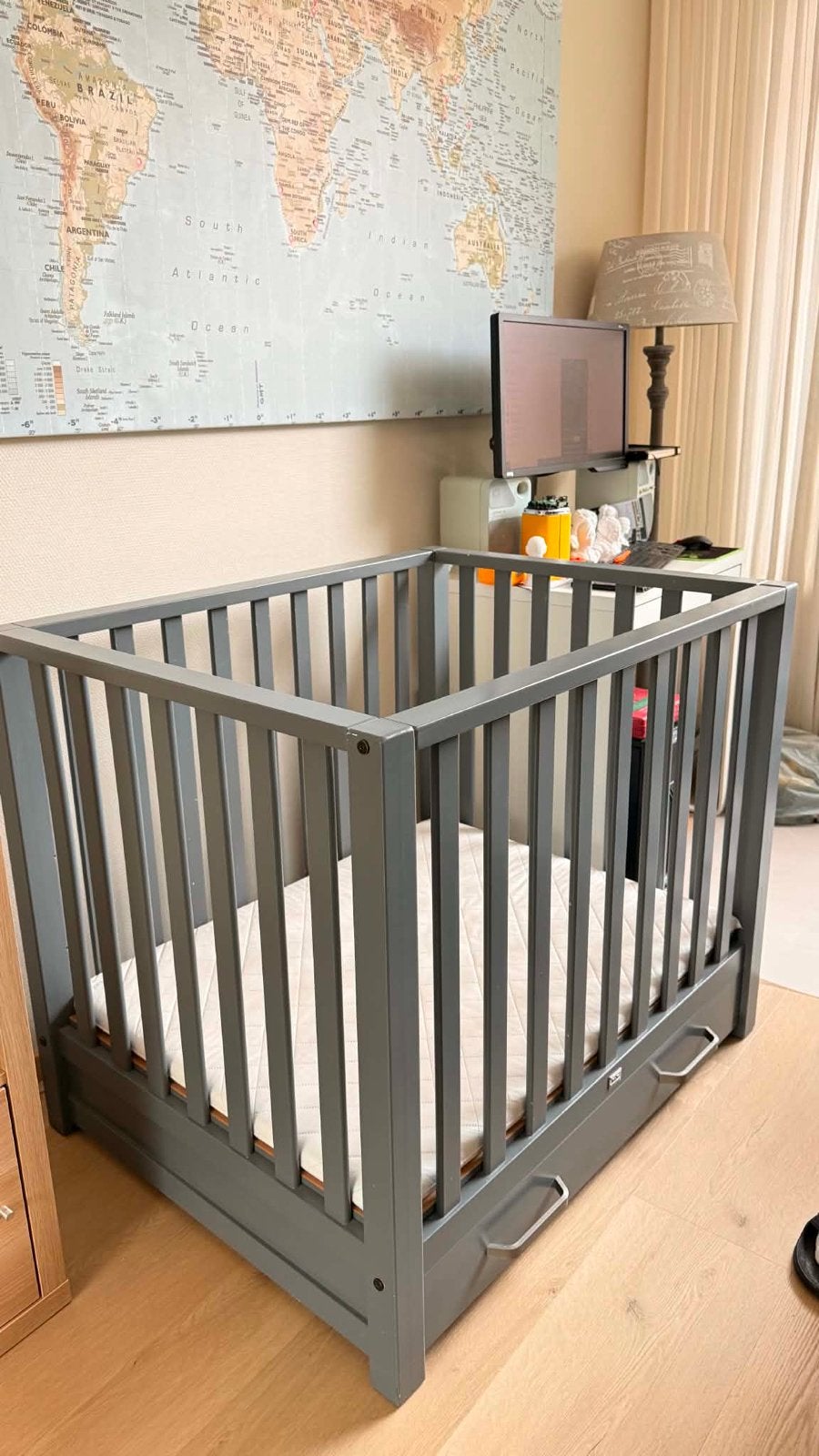 Mooie grijze box met lade en matras, Kinderen en Baby's, Boxen, Ophalen, Zo goed als nieuw, Rechthoekig, Boxkleed