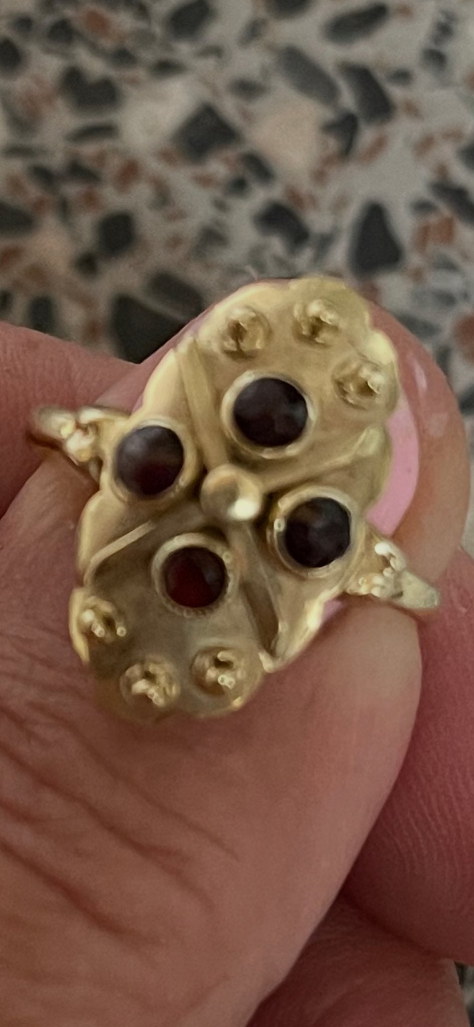 Gouden damesring met 4 granaat steentjes, maat 18, Sieraden, Tassen en Uiterlijk, Ringen, Gebruikt, Ophalen of Verzenden, 17 tot 18
