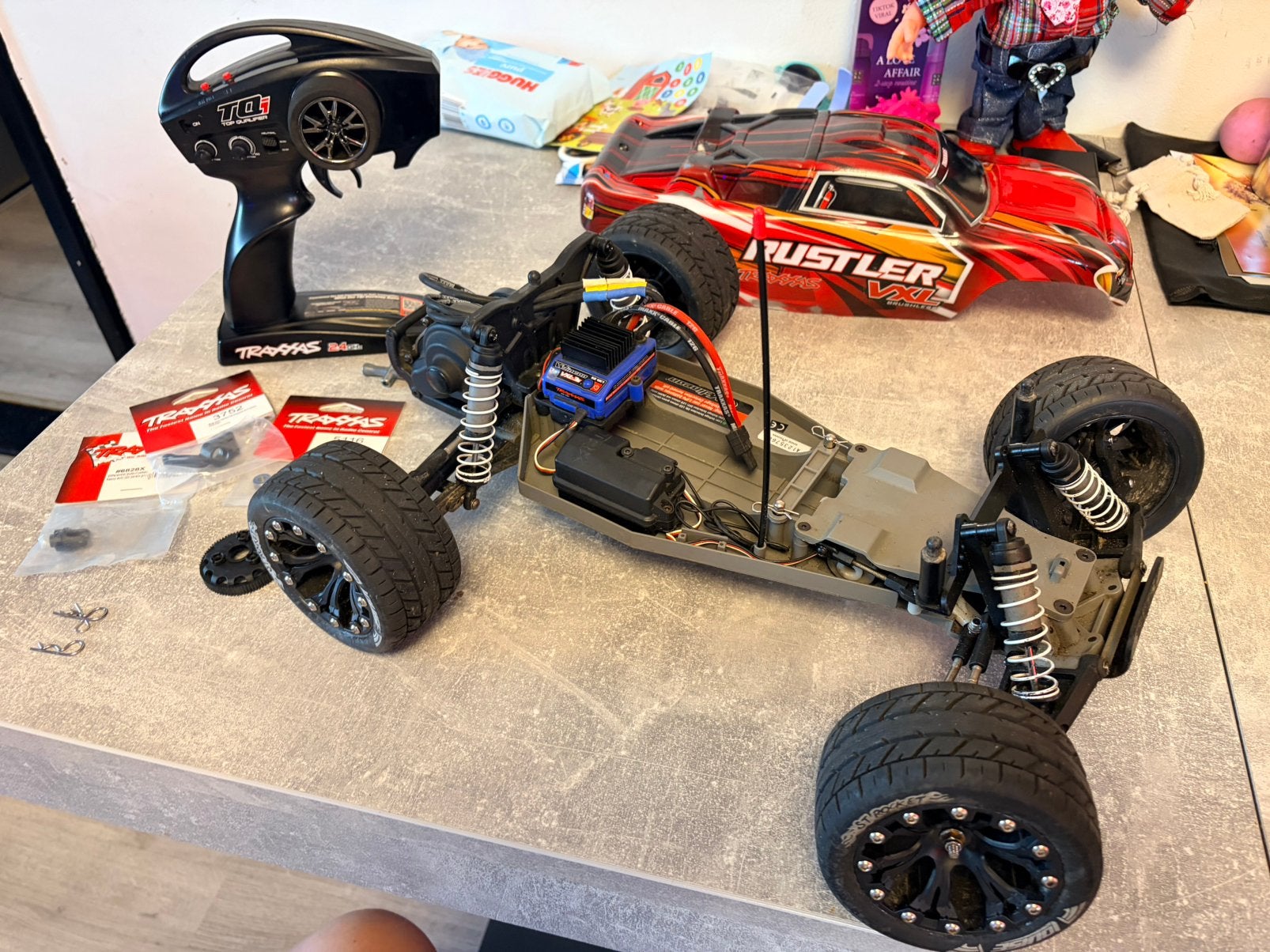 Traxxas Rustler VXL-3s 1:10. Incl zenderset en lousie straat, Hobby en Vrije tijd, Modelbouw | Radiografisch | Auto's, Elektro