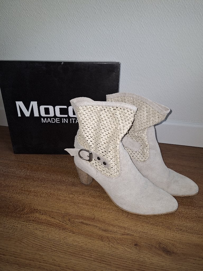 moccio creme kleurig suede enkellaarsje 41, Ophalen of Verzenden, Gedragen, Beige