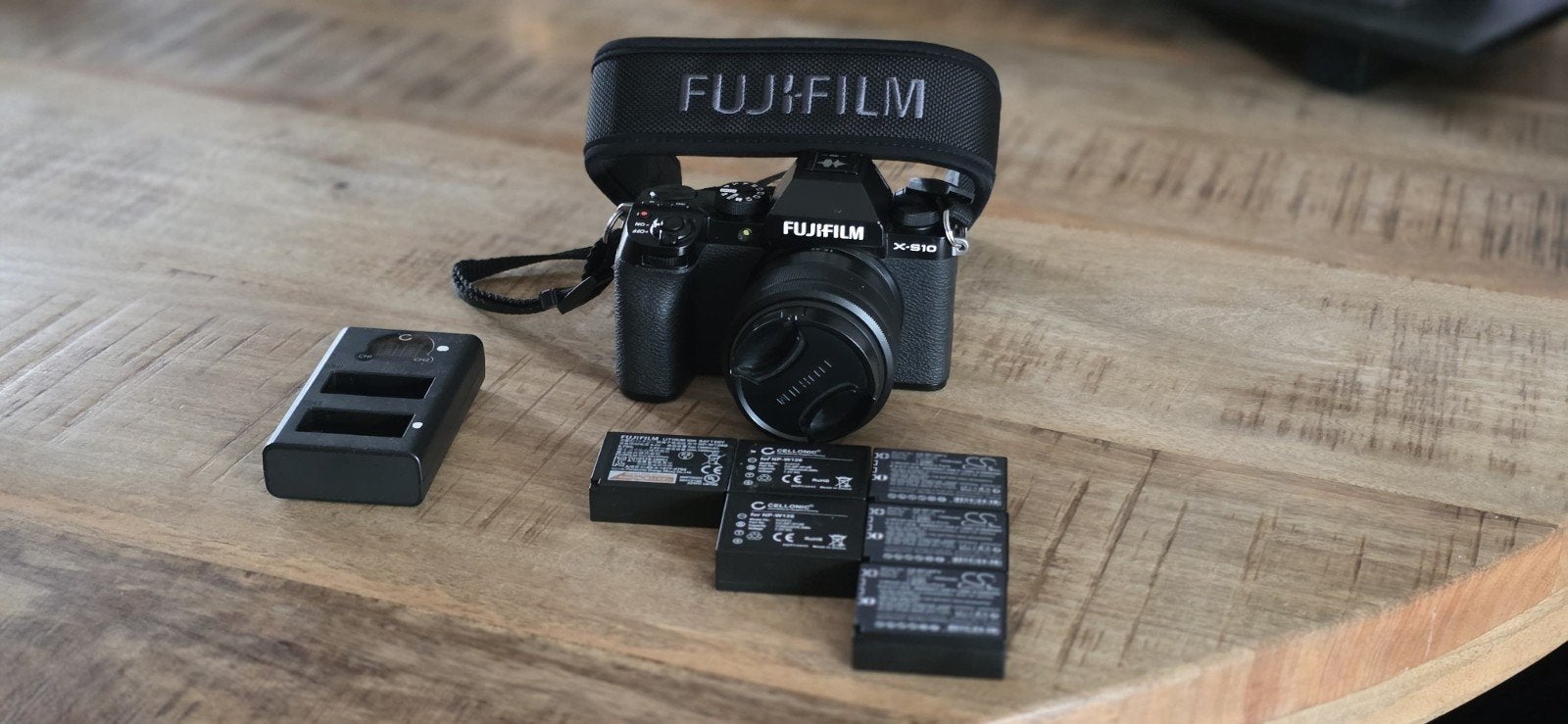 Fujifilm X-S10 Systeemcamera met 15-45mm lens en accessoires, Ophalen, Zo goed als nieuw, Fujifilm, Lensdop