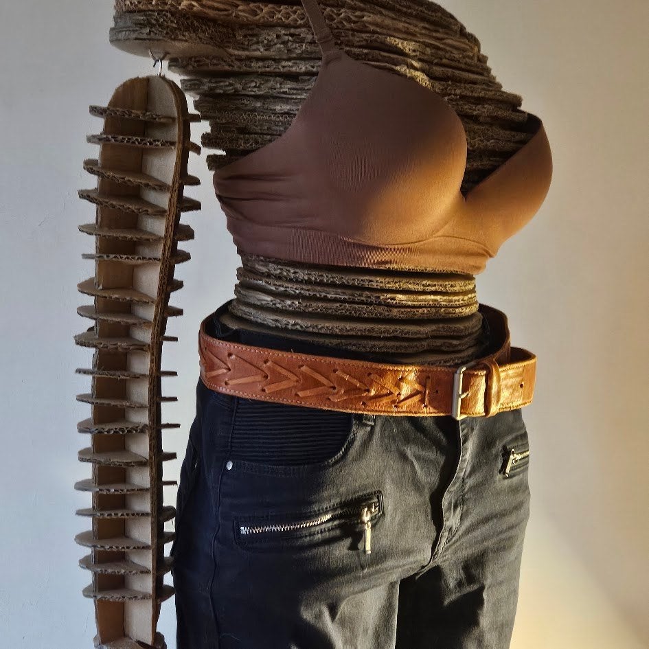 Vintage Cognac kleurige leren riem met V motief 103 cm, Echt leder, Tailleriem, Ophalen of Verzenden, Vintage
