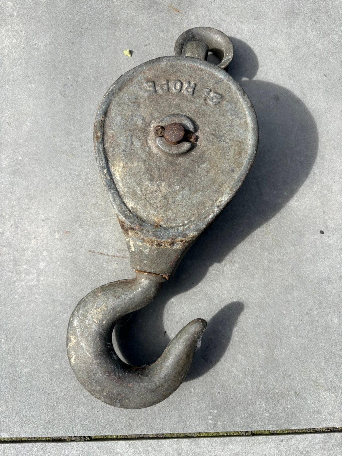 Antieke metalen katrol + haak uit 1939 industrieel/Brocante, Ophalen
