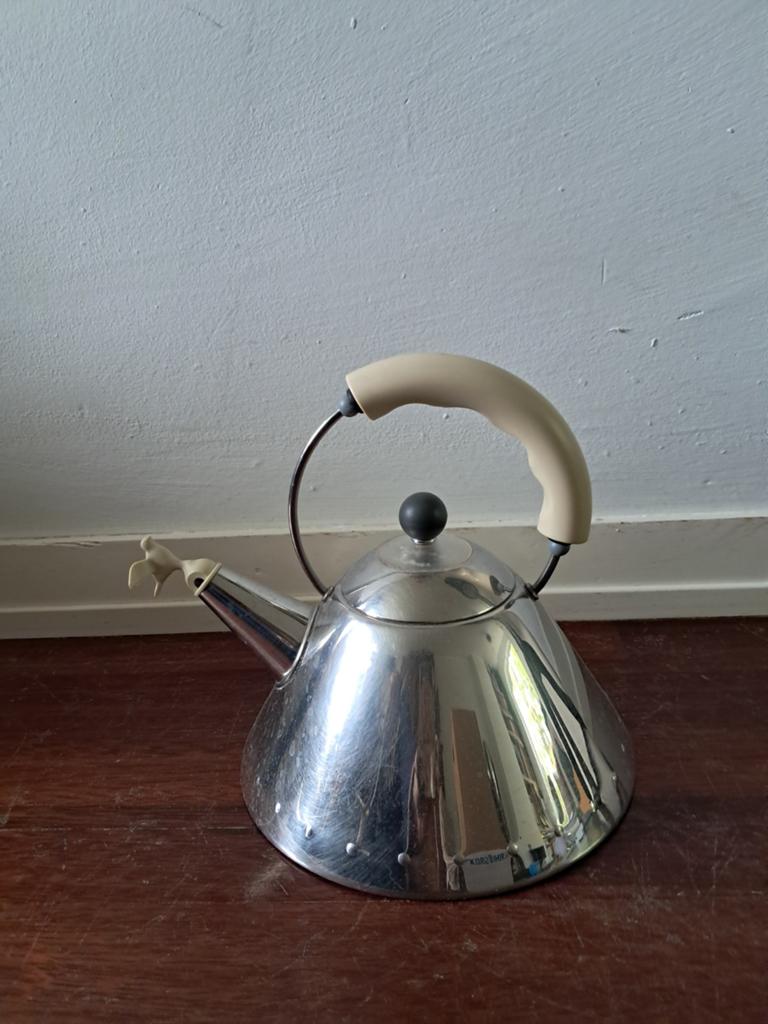 ALESSI  fluitketel - Metaal met crèmekleurig handvat, Theepot/fluitketel, Gebruikt, Zilver, Ophalen of Verzenden