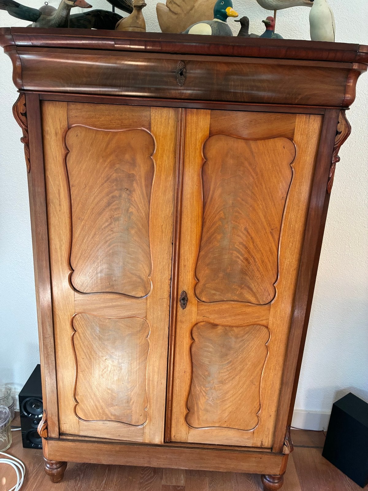 Antieke houten kast met lade en planken, Ophalen