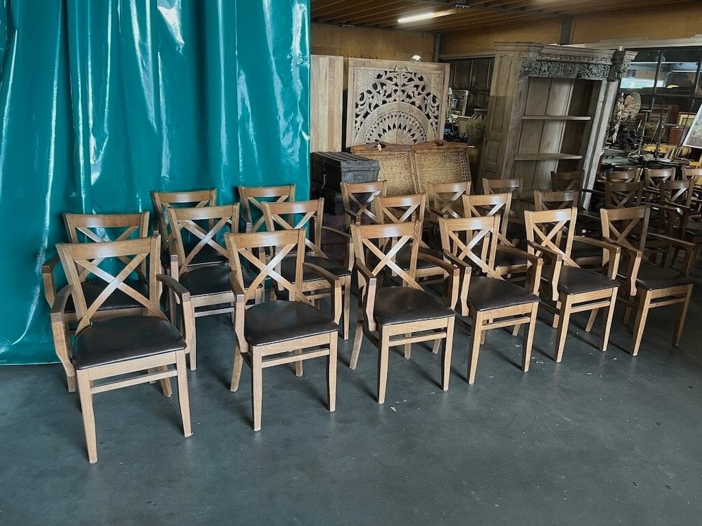 22 Cross Back Stoelen met Armleuningen, Huis en Inrichting, Stoelen, Ophalen, Klassiek/Vintage, Bruin, Zo goed als nieuw