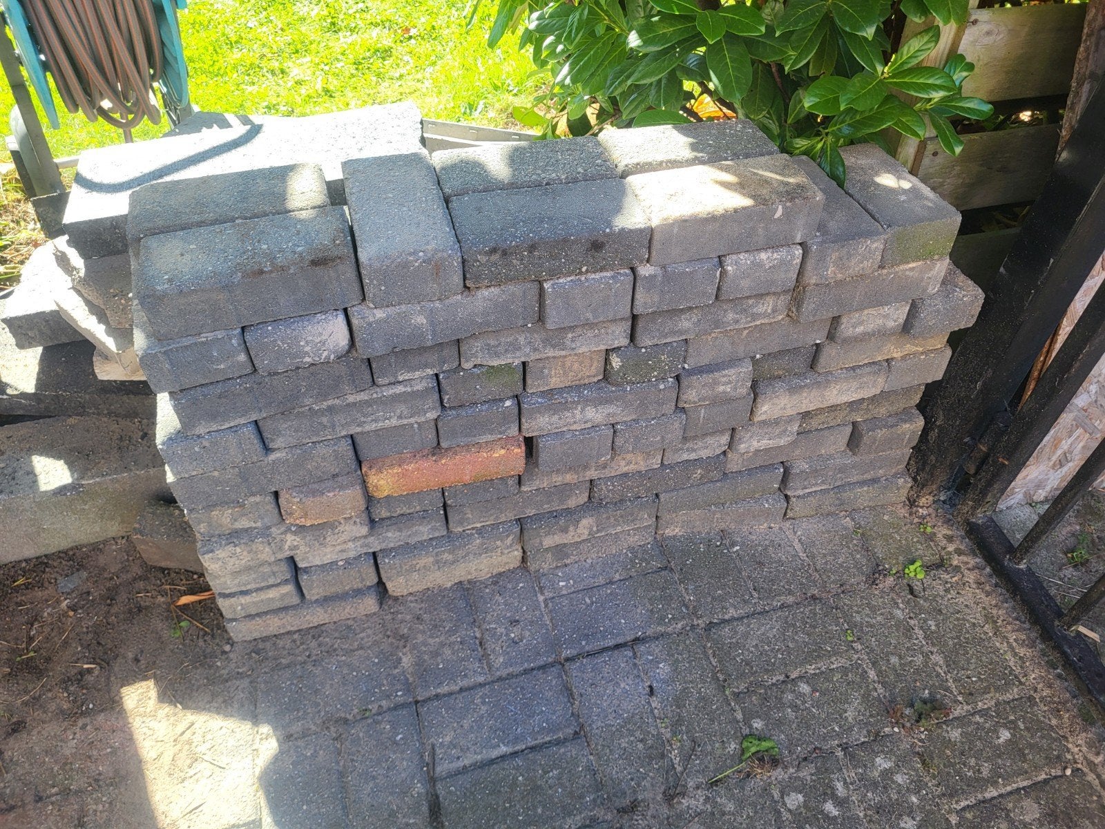 Gratis kleine partij grijze klinkers, Ophalen, Overige materialen, Gebruikt, 20 tot 40 cm