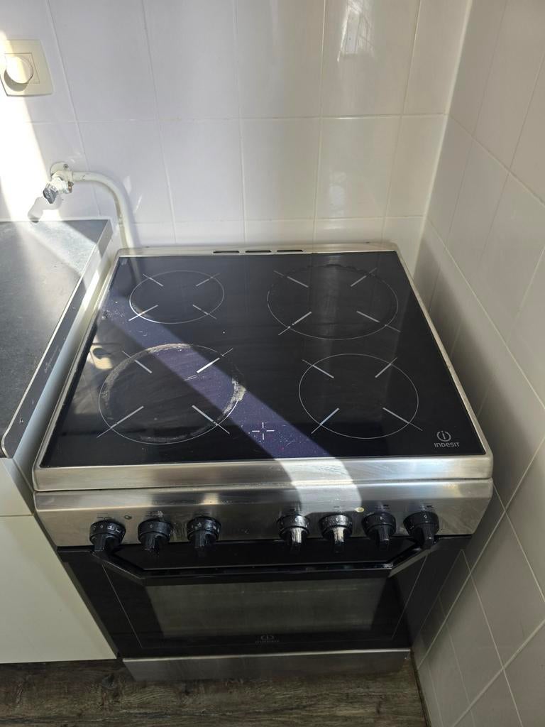 Indesit Vrijstaand Keramisch Fornuis met Oven, Gebruikt, Hete lucht, 60 cm of meer, Keramisch
