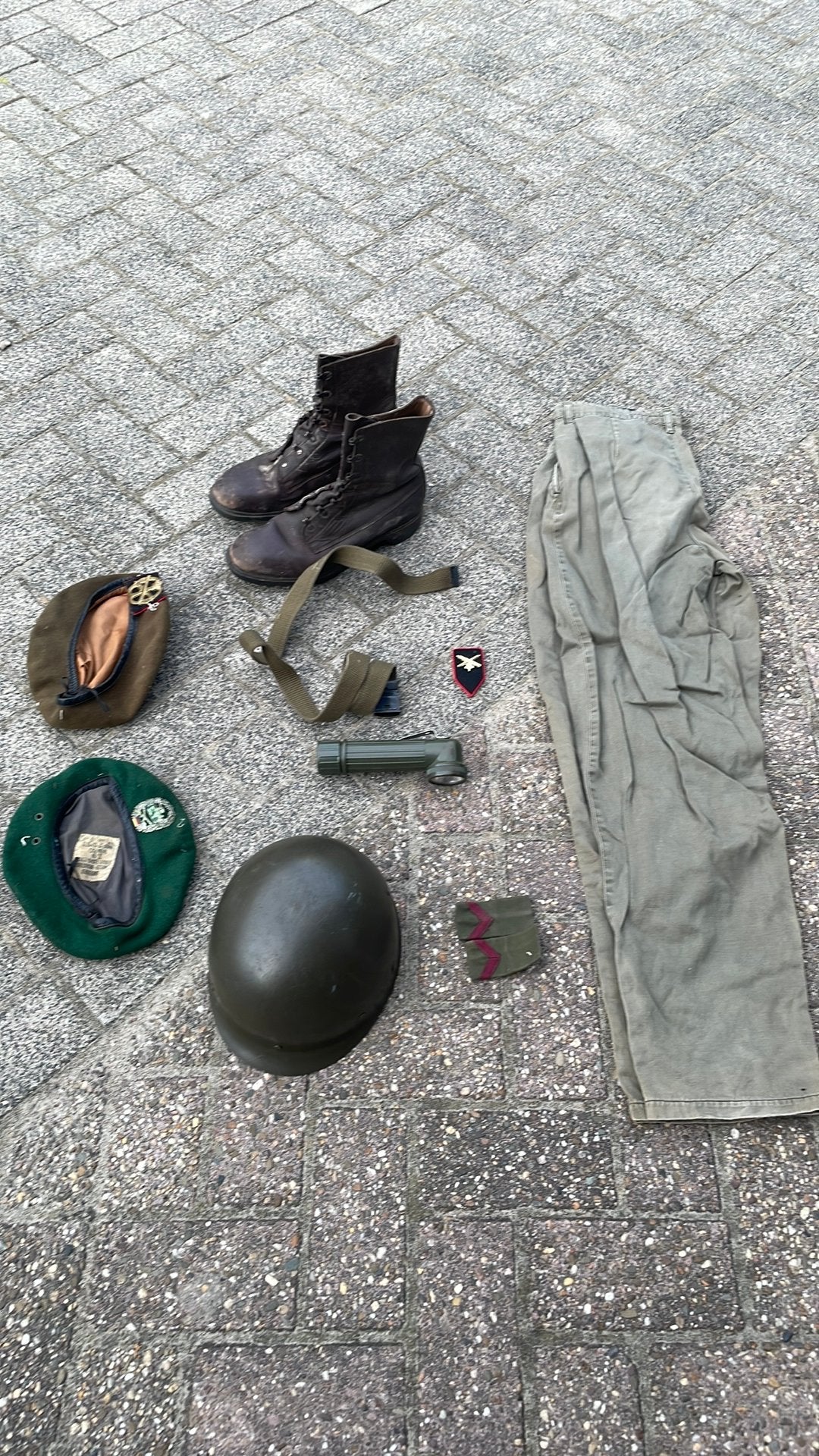 Legerkleding, 2x baret, helm, kisten, broek, Ophalen of Verzenden, Gebruikt, Hoed, Pet, of Sjaal