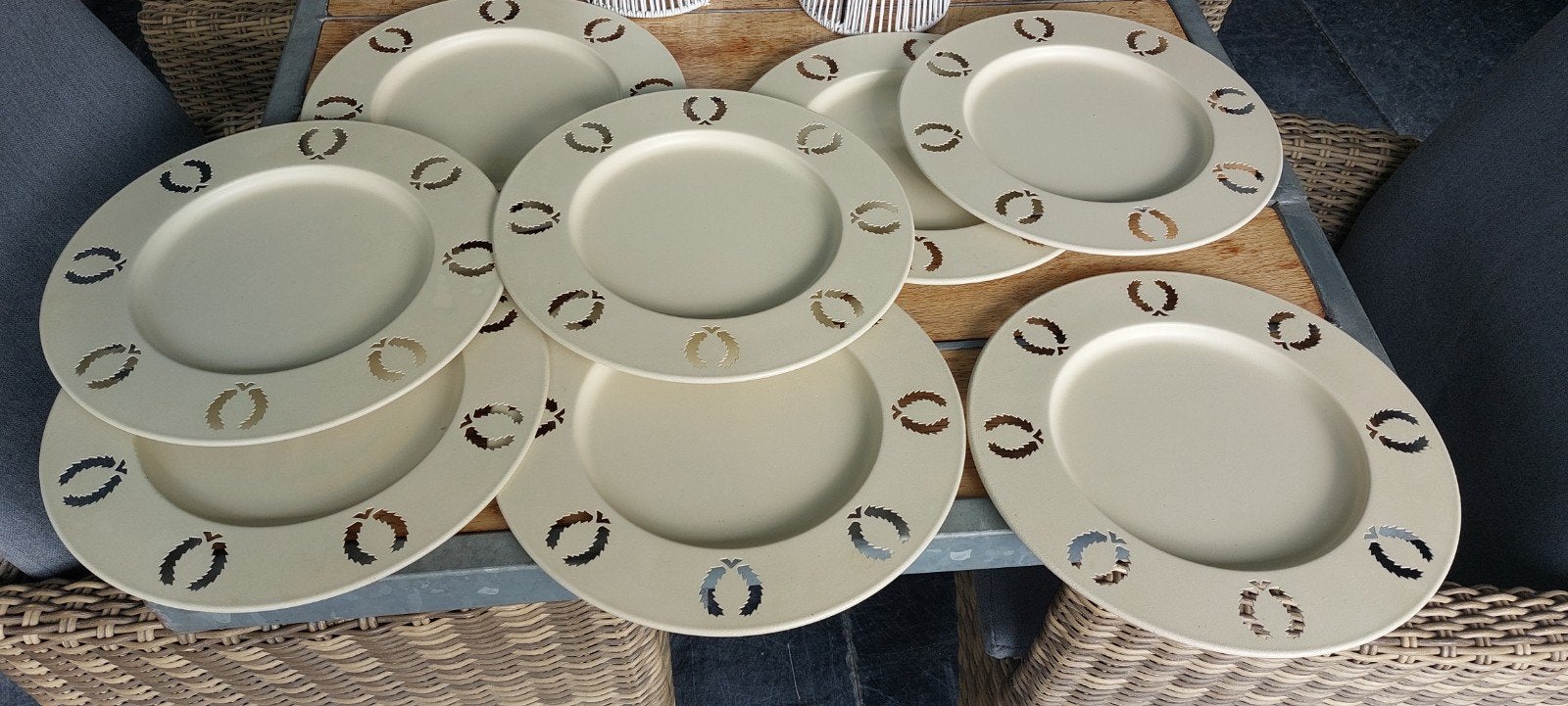 Set van 8 Crèmekleurige Borden met Uniek Uitgesneden Rand, Gebruikt, Ophalen of Verzenden, Bord(en), Metaal