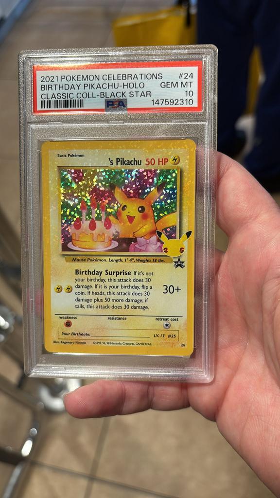 PSA 10 Pikachu met Grijze Vilten Hoed & Birthday Pikachu Hol, Ophalen of Verzenden, Nieuw, Meerdere kaarten, Foil