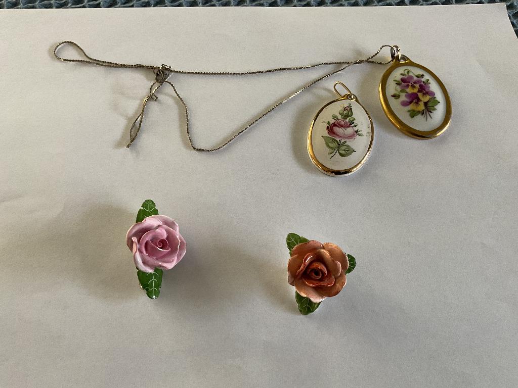 Herend, 2 hangertjes en 2 broches, Ophalen of Verzenden, Overige materialen