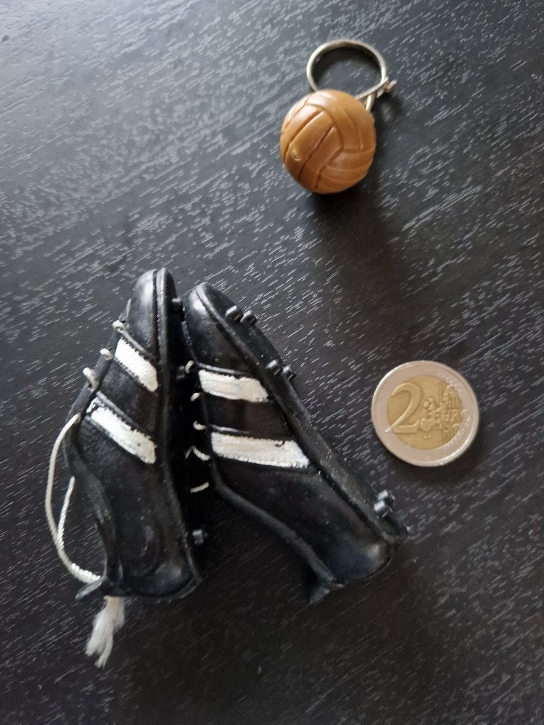 Miniatuur Voetbalschoenen Zwart met Witte Strepen vintage, Verzenden, Zo goed als nieuw, Overige sporten, Beeldje of Poppetje