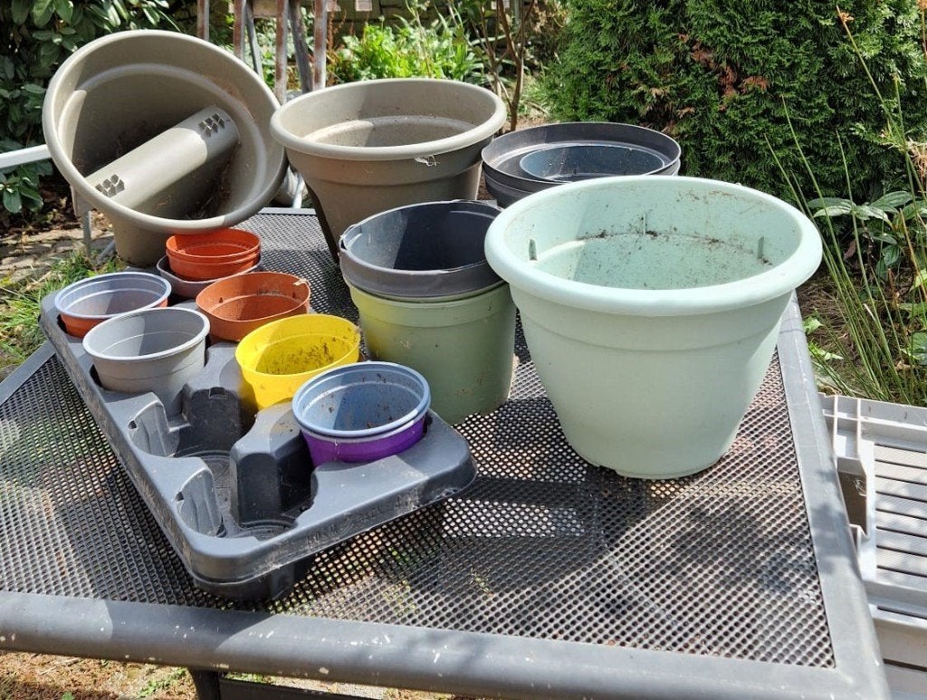 gratis af te halen diverse bloem- en opkweekpotjes, Ophalen, Kunststof, Gebruikt, Rond