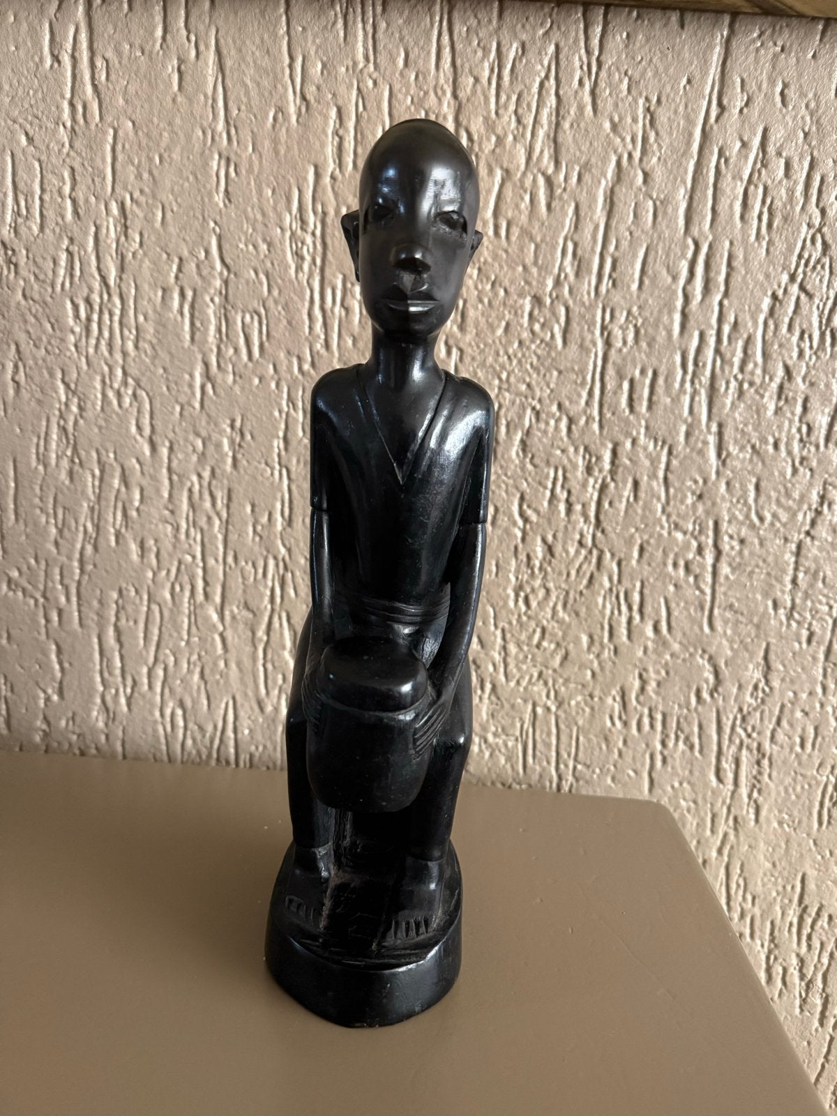 Vintage Afrikaans Houten Beeld - Zittende Figuur 30 cm, Ophalen of Verzenden, Handgemaakt, Beeld, Hout