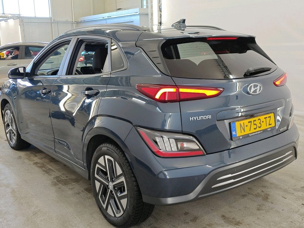 Hyundai Kona 64 kWh 204pk EV Fashion | SOH 100% | Facelift |, Auto's, Hyundai, Stof, Gebruikt, Zwart, Blauw