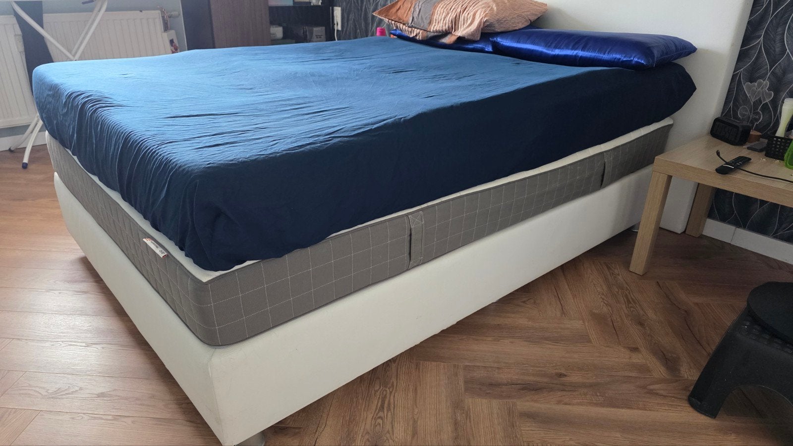Tweepersoonsbed met matras, Huis en Inrichting, Slaapkamer | Bedden, Ophalen, Overige materialen, Wit, Tweepersoons