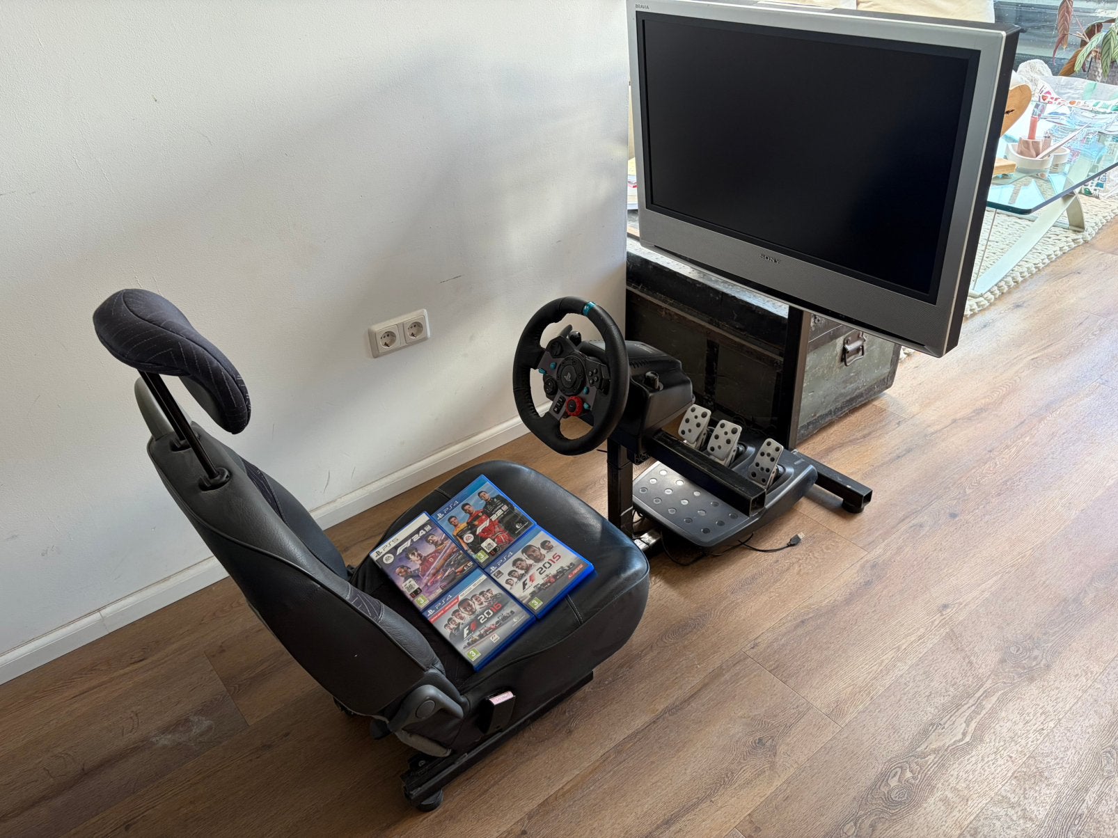 Zeer mooie Logitech racestoel met stuur, pedalen en goede TV, Spelcomputers en Games, Ophalen of Verzenden, Gebruikt