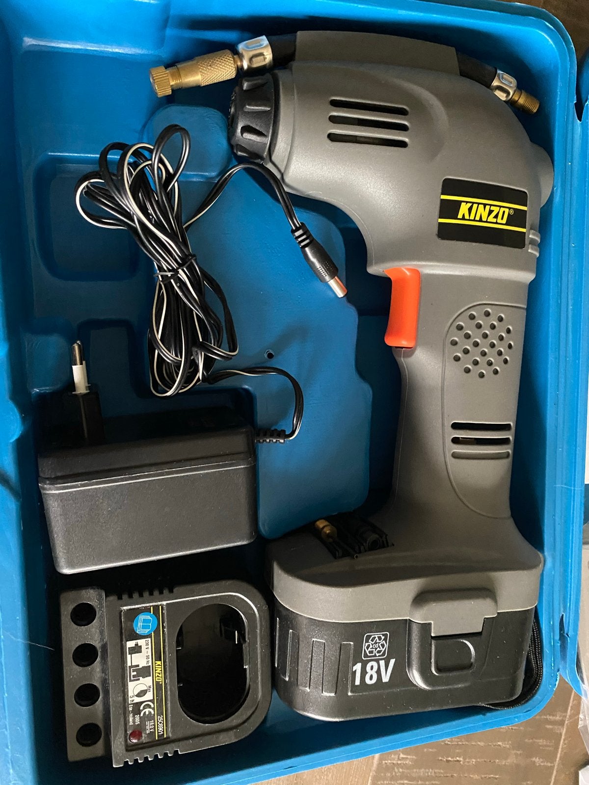 Kinzo 18V Accu Compressor Draagbaar met Oplader en Koffer, Ophalen of Verzenden, Zo goed als nieuw, Minder dan 200 liter/min, Minder dan 6 bar