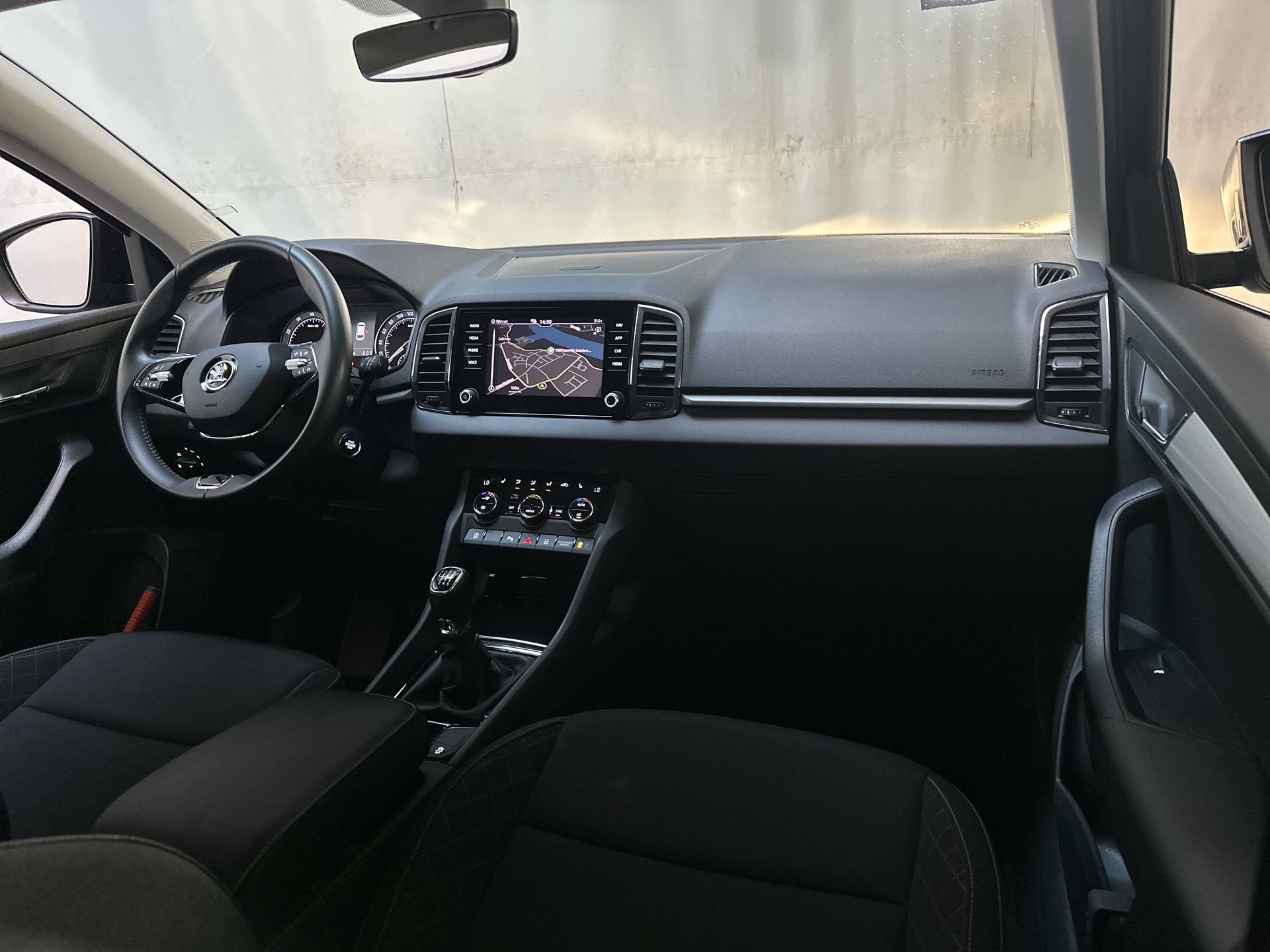 Skoda Karoq 1.0 TSI Business Edition Stoelverwarming Adaptiv, Auto's, Voorwielaandrijving, Stof, Gebruikt, Met garantie (alle)