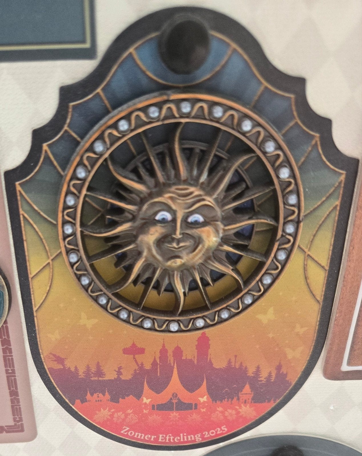 Efteling Zomer Pin 2025 - Zeldzaam Verzamelobject, Ophalen of Verzenden, Zo goed als nieuw, Button of Speldje