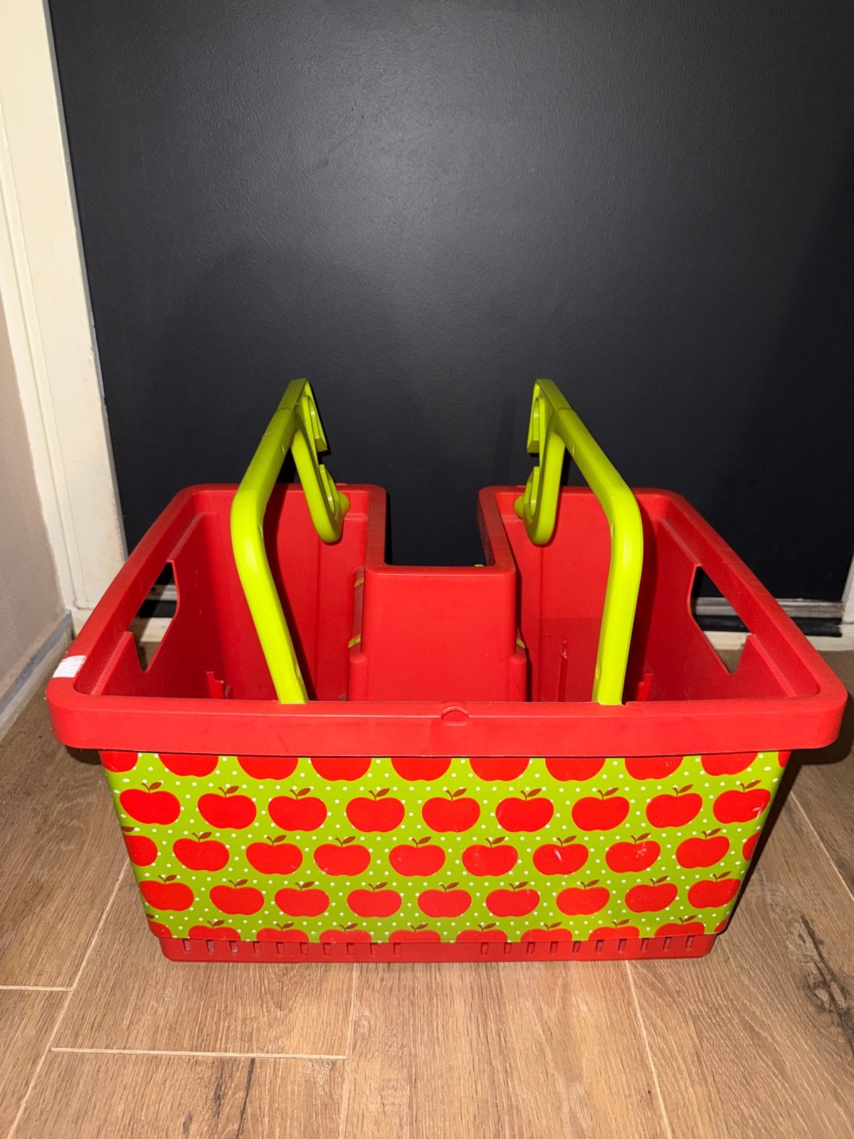 Leuke rode fietsmand met appelprint en groene handvatten, Ophalen of Verzenden, Gebruikt, Fietsmand