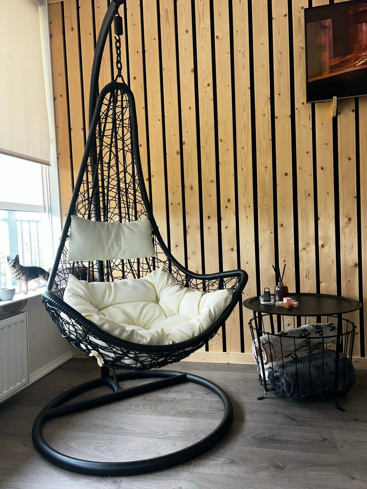 Comfortabele Zwarte Hangstoel met Crèmekleurige Kussens, Ophalen, Zwart, Zo goed als nieuw, Metaal