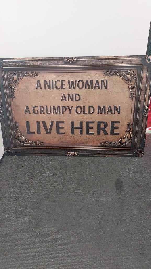 Decoratief bord: A Nice Woman and a Grumpy Old Man, Huis en Inrichting, Woonaccessoires | Overige, Nieuw, Metaal, Bruin, Vintage