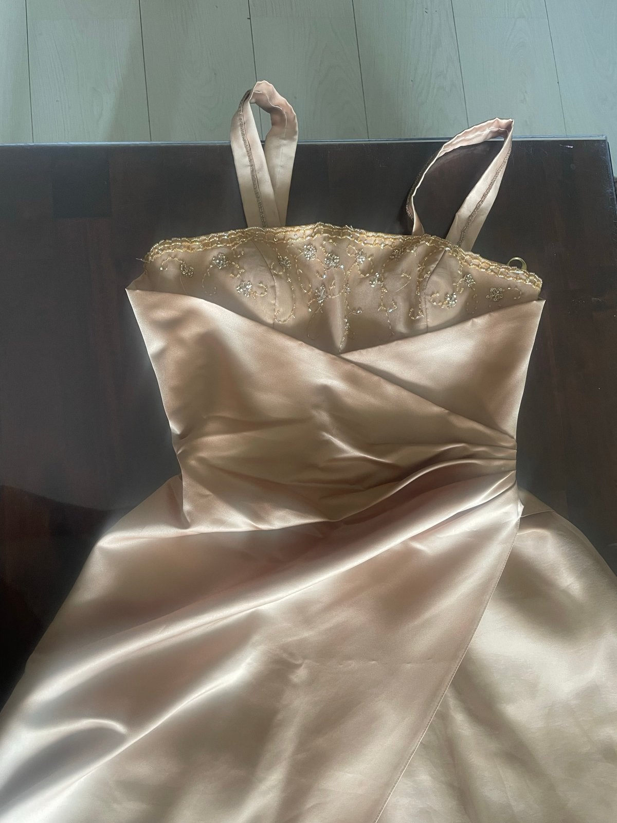Elegante champagnekleurige galajurk met borduursels, Kleding | Dames, Gelegenheidskleding, Maat 38/40 (M), Galajurk, Beige, Ophalen of Verzenden