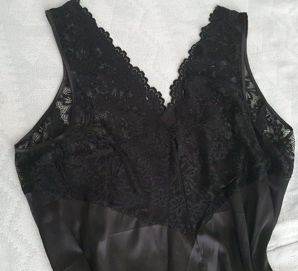 Zwart satijnen nachthemd met kant, Ophalen of Verzenden, Nieuw, Zwart, Lingerie of Zwemkleding