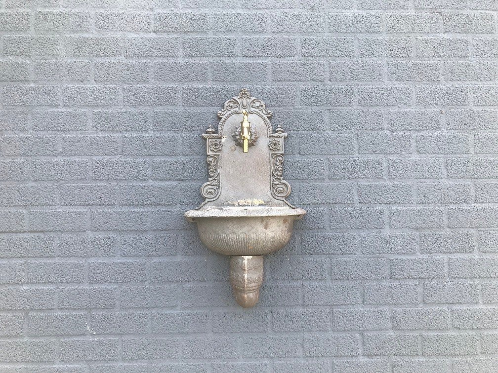 Wandfontein, wasbak, van onbewerkt (ruw) gietijzer, Gietijzer, ., Waterornament, Ophalen of Verzenden