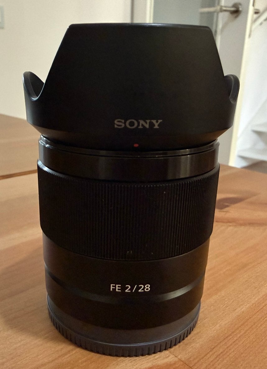 Sony FE 28mm F2 + filters, Ophalen, Zo goed als nieuw, Groothoeklens