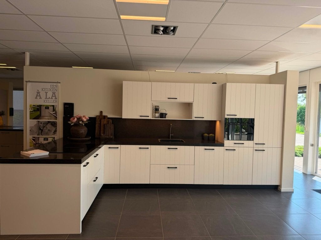 Foto 6 van showroomkeuken landelijk keller gelakt met composiet blad