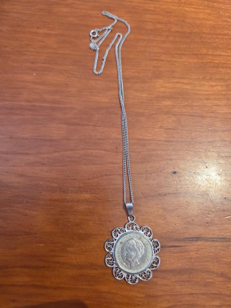 Zilveren halve gulden Wilhelmina 1921 aan ketting, Met hanger, Gebruikt, Ophalen of Verzenden, Zilver