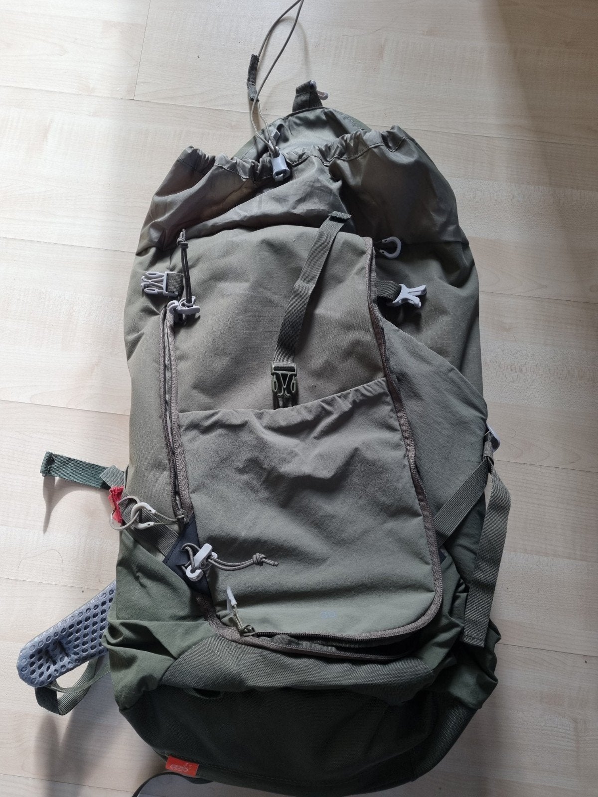 Wandelrugzak met rugprotector - 30 Liter, Sport en Fitness, Ophalen of Verzenden, Zo goed als nieuw, Rugzak